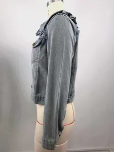 Seitenansicht einer grauen Jeansjacke mit modischem Rüschen-Puppenkragen-Design.