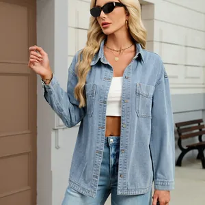 Elegante camicia di jeans azzurra slavata vintage oversize da donna vista su modella