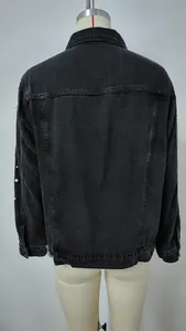 Rückansicht einer schwarz gewaschenen Jeansjacke mit Perlenverzierung an den Ärmeln