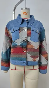 Dettaglio di una giacca di jeans patchwork da donna con stampe tribali autunnali