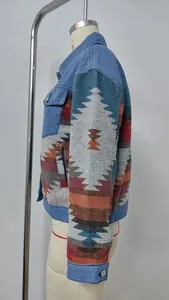 Vista laterale di una giacca di jeans con stampa azteca colorblock su un manichino