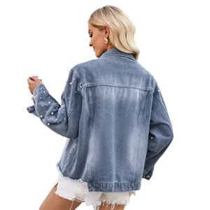 Gewaschene blaue Jeansjacke für Damen mit Perlenverzierung und ausgefranstem Saum