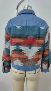 Vista posteriore di una giacca di jeans corta con vivace motivo etnico geometrico.