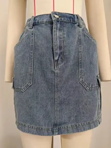 Détail frontal d'une mini-jupe en jean bleu délavé avec poches cargo et bouton central