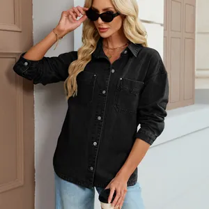 Primo piano di una giacca camicia in denim nero lavato retrò con tasche sul petto