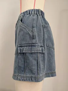 Vue détaillée d'une jupe cargo en jean délavé avec poche à rabat et taille élastique.