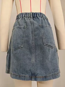 Vue arrière détaillée d'une mini-jupe en jean bleu délavé avec taille élastique