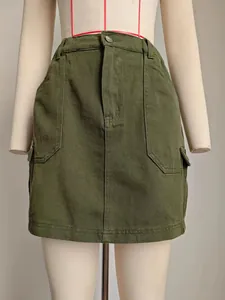 Vue détaillée d'une mini-jupe cargo en denim vert olive avec poches plaquées.