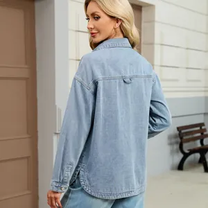 Vista posteriore dettagliata di una giacca camicia in denim lavato azzurro oversize