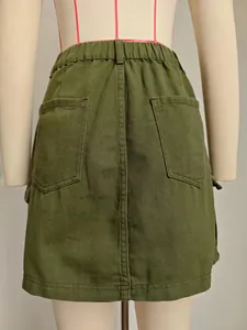 Vue arrière détaillée d'une jupe cargo en jean vert olive avec taille élastique