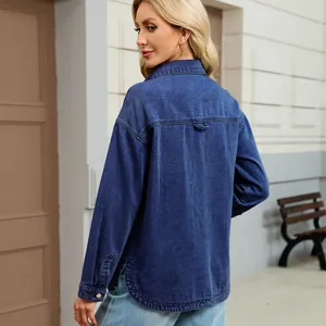 Vista posteriore dettagliata di una giacca di jeans blu lavato vintage da donna