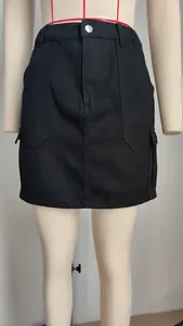 Vue de face d'une mini-jupe cargo en jean noir avec taille élastique et poches sur mannequin.