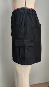 Gros plan sur une jupe cargo en jean noir avec taille élastique et poche latérale