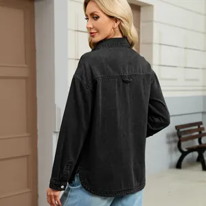 Vista posteriore di una camicia di jeans nera lavata ampia con orlo curvo rifinito