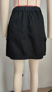 Vue arrière détaillée d'une jupe cargo en jean noir avec taille élastique et poches
