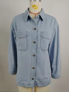 Vista frontale dettagliata della giacca camicia in denim lavato azzurro su manichino