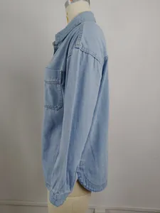 Dettaglio laterale di una giacca camicia in denim vintage azzurro con spacco laterale