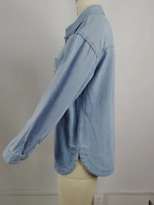 Vista laterale della camicia di jeans vintage oversize con spacco laterale curvo unico