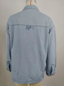 Vista posteriore di camicia di jeans oversize lavata con spacchi laterali blu chiaro