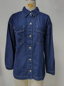 Vista frontale della giacca camicia in denim blu scuro lavato su un manichino da esposizione