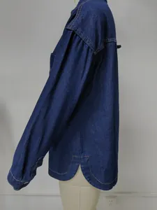 Vista laterale della giacca camicia in denim lavato blu scuro con spacco laterale