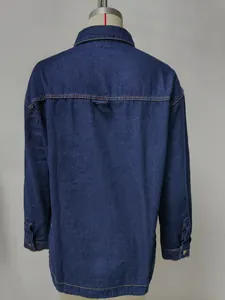 Vista posteriore dettagliata di una giacca camicia in denim blu lavato rétro, relax fit