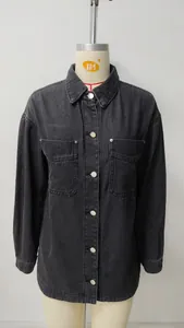 Giacca a camicia in denim nero lavato vintage con tasche frontali e bottoni metallo