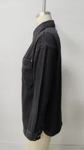 Vista laterale di una camicia di jeans nera lavata con orlo a fessura e tasca sul petto