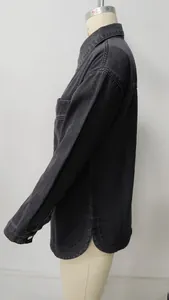 Vista laterale di una camicia di jeans nera lavata vintage con orlo curvo con spacco