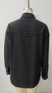 Dettaglio del retro di una camicia di jeans grigio scuro lavata su un manichino bianco