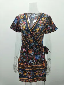 Boho-Blumendruck Minikleid mit V-Ausschnitt, kurzen Ärmeln und Wickelgürtel an der Taille