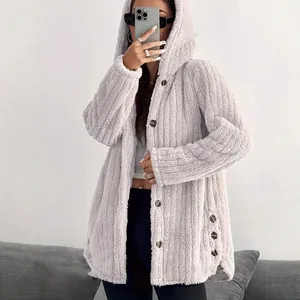 Detaillierte Spiegelselfie-Ansicht der hellgrauen Plüschjacke mit Kapuze und Knöpfen
