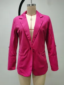 Blazer da donna fucsia dal taglio aderente con collo a revers su un manichino sartoriale