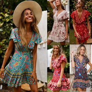 Collage mit verschiedenen Farben von Boho-Blumenprint V-Ausschnitt Minikleidern.