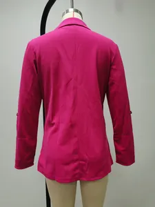 Vista posteriore di un blazer da donna sfiancato color magenta vivace con revers