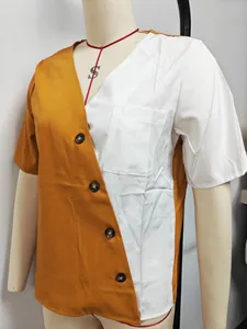 Detailaufnahme einer V-Ausschnitt Kurzarmbluse im Color-Block-Design mit Knöpfen und Tasche
