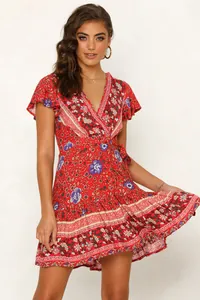 Rotes Mini-Kleid im Bohemian-Stil mit Blumenmuster, V-Ausschnitt und Rüschenärmeln