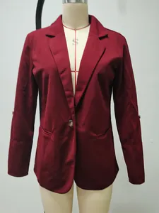 Vista dettagliata di un blazer bordeaux slim-fit con revers a lancia e bottone singolo