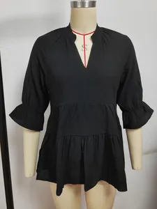 Vista dettagliata di una blusa nera con scollo a V a balze e maniche a volant su manichino