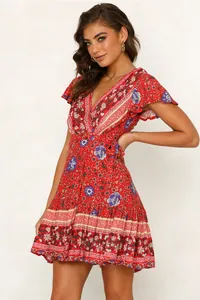 Detailansicht eines roten Sommer-V-Ausschnitt-Minikleides mit Boho-Blumendruck für Damen