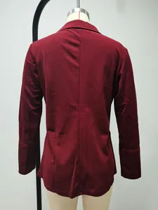 Vista posteriore di un blazer bordeaux sfiancato con maniche lunghe e revers elegante
