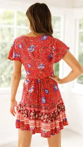 Rückansicht eines roten böhmischen Minikleides mit Blumenmuster und Rüschensaum