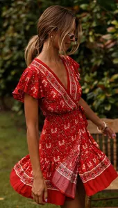 Elegantes rotes Boho-Minikleid mit V-Ausschnitt, Wickeldesign und femininen Rüschenärmeln