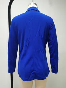 Vista posteriore di un blazer blu reale slim fit su un manichino da sartoria