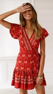 Rotes Sommerkleid im Bohème-Stil mit V-Ausschnitt und Blumenmuster für Damen am Strand