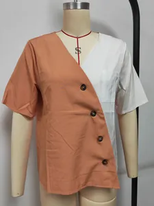 Detailansicht der V-Ausschnitt-Bluse im Color-Block-Design mit Knopfleiste