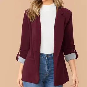 Vista dettagliata di un blazer slim fit bordeaux da donna con polsini a righe professionali.