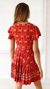 Rückansicht eines roten kurzen Kleides mit Boho-Print, Blumenmuster und Rüschenärmeln