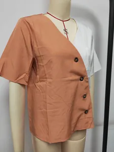 Detailansicht der Damenbluse mit V-Ausschnitt, Blockfarben und eleganter Knopfleiste