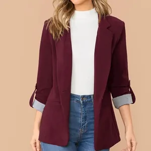 Dettaglio del blazer bordeaux slim fit da donna con revers e fodera rigata sulle maniche.